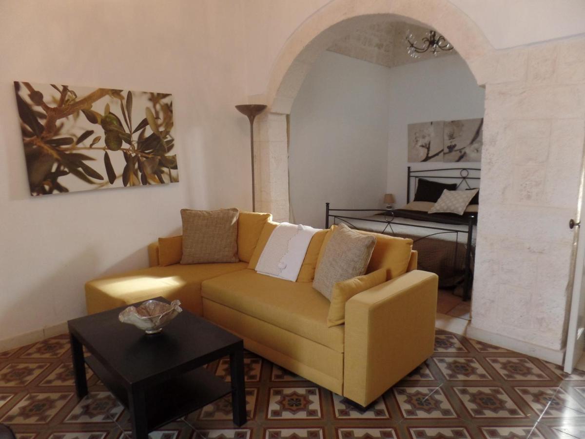 Casa Josephina - Three Level Stone Home With Balcony, 2 Roof Terraces & Sea Views 오스투니 외부 사진