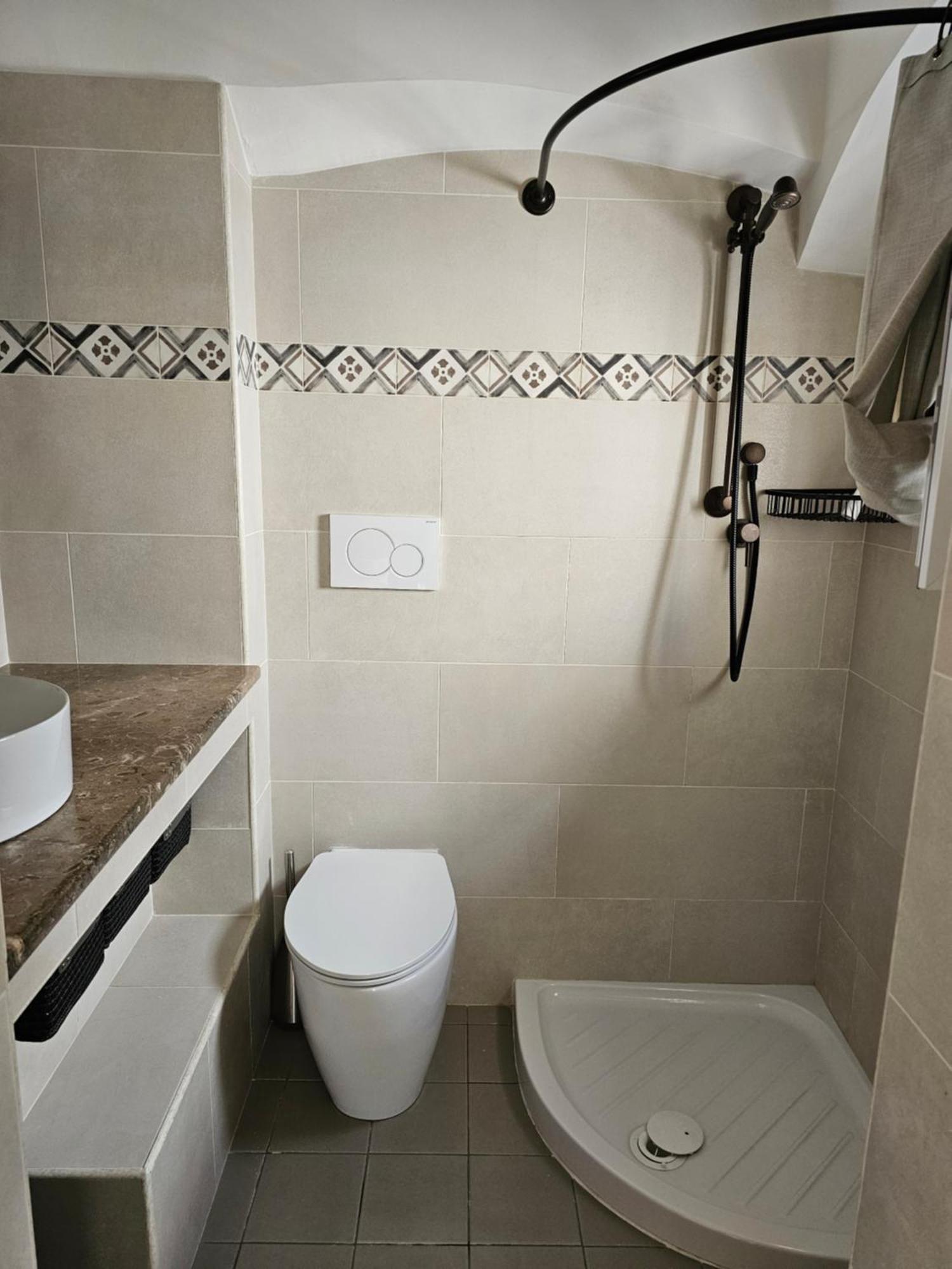Casa Josephina - Three Level Stone Home With Balcony, 2 Roof Terraces & Sea Views 오스투니 외부 사진