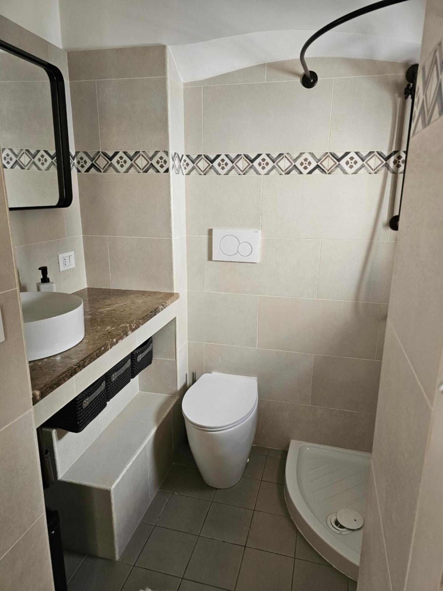 Casa Josephina - Three Level Stone Home With Balcony, 2 Roof Terraces & Sea Views 오스투니 객실 사진